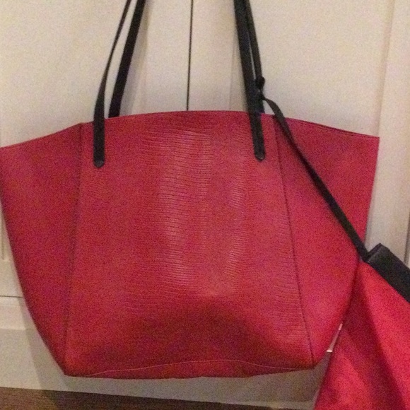 Zara duffel bag with inside pouch in red with black straps - Picture 2 of 10